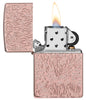 Zbroja zapalniczki Zippo w kolorze różowego złota z głębokim grawerem płomienia dostępna tylko online z płomieniem