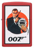 Zapalniczka Zippo z przodu w kolorze matowej czerwieni z Jamesem Bondem 007™ w czarnym kombinezonie, z pistoletem i hełmem astronauty