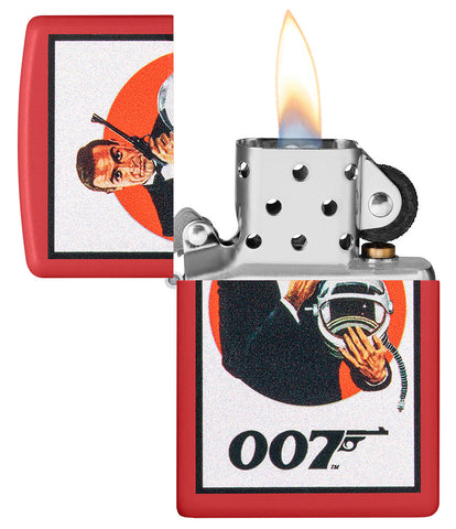 Zapalniczka Zippo matowa czerwona z Jamesem Bondem 007™ w czarnym kombinezonie, z pistoletem i hełmem astronauty otwartym płomieniem