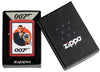 Zapalniczka Zippo matowa czerwona z Jamesem Bondem 007™ w czarnym kombinezonie oraz pistoletem i hełmem astronauty w otwartym pudełku upominkowym