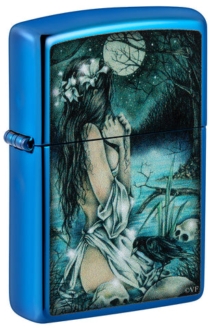 Zapalniczka Zippo widok z przodu ¾ kąta błyszczący niebieski w mistycznej scenerii z lekko ubraną kobietą nad jeziorem w otoczeniu czaszek i wron