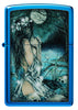 Zapalniczka Zippo widok z przodu niebieski wysoki połysk w mistycznej scenerii z lekko ubraną kobietą nad jeziorem w otoczeniu czaszek i wron