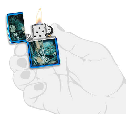 Zapalniczka Zippo błyszczący niebieski w mistycznej scenerii z lekko ubraną kobietą nad jeziorem w otoczeniu czaszek i wron otwarta z płomieniem w stylizowanej dłoni