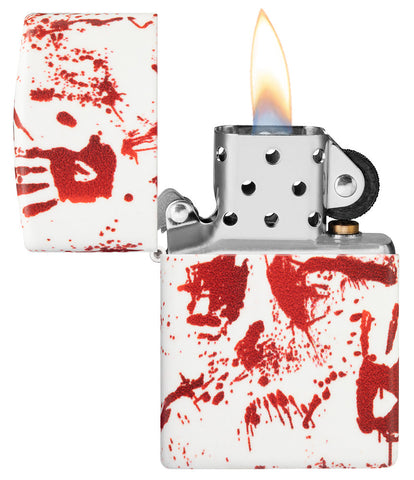 Zippo Feuerzeug 540 Grad Design matt weiß mit blutigen Handabdrücken geöffnet mit Flamme