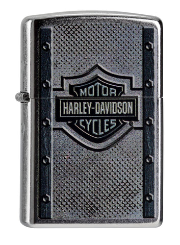 Widok z przodu kąt 3/4 zapalniczka Zippo chrom emblemat z logo Harley-Davidson na stylizowanej metalowej płytce