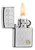 Widok z przodu zapalniczka Zippo chrom z wygrawerowanym wzorem w kratkę i koniczynką w prawym dolnym rogu otwarta z płomieniem