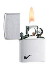 Zapalniczka Zippo do fajki szczotkowany chrom z małą fajką w lewym dolnym rogu otwarta z płomieniem