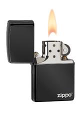 Zapalniczka Zippo czarna z wysokim połyskiem z logo Zippo otwarta z płomieniem
