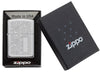 Briquet Zippo vue de face dans une boîte cadeau noire ouverte qui montre un magnifique motif obtenu grâce à notre procédé Lustre.