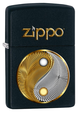 Widok z przodu kąt 3/4 zapalniczka Zippo z napisem Zippo i symbolem Yin i Yang pod spodem