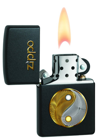 Zapalniczka Zippo z napisem Zippo i symbolem Yin i Yang pod spodem otwarta z płomieniem