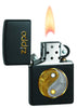 Zapalniczka Zippo z napisem Zippo i symbolem Yin i Yang pod spodem otwarta z płomieniem