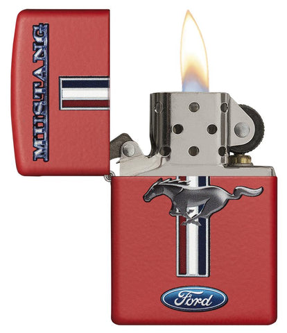 Zapalniczka Zippo czerwona z logo Forda Mustanga otwarta z płomieniem