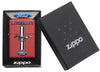Zapalniczka Zippo czerwona z logo Forda Mustanga w otwartym pudełku