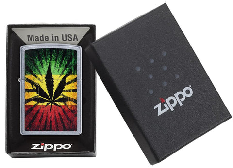  Zapalniczka Zippo chrom z liściem konopi na tle w barwach Jamajki w otwartym pudełku