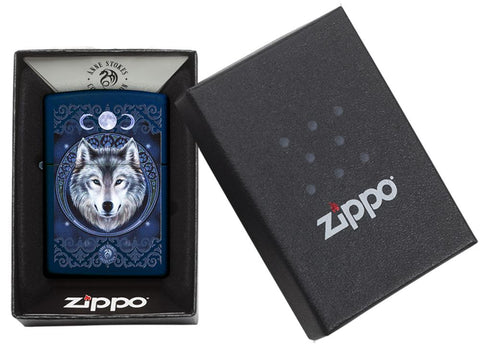 Zapalniczka Zippo z pyskiem wilka w otwartym pudełku prezentowym