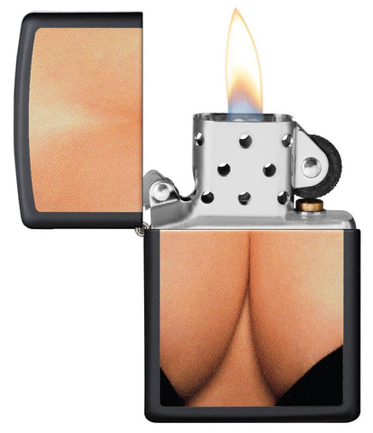 Zapalniczka Zippo czarna z głębokim kobiecym dekoltem otwarta z płomieniem