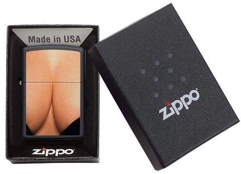 Zapalniczka Zippo czarna z głębokim kobiecym dekoltem w otwartym pudełku prezentowym