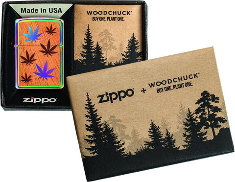 Zapalniczka Zippo Woodchuck z liśćmi konopi w otwartym pudełku