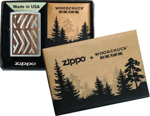 Zapalniczka Zippo Woodchuck z liniami w otwartym pudełku prezentowym