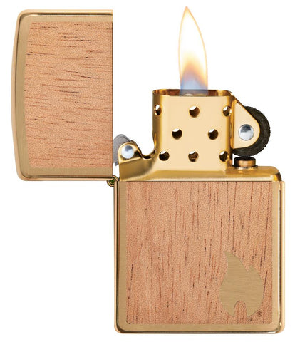 Zapalniczka Zippo Woodchuck drewno mahoniowe z małym złotym płomieniem Zippo w prawym dolnym rogu otwarta z płomieniem