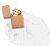 Zapalniczka Zippo Woodchuck drewno mahoniowe z małym złotym płomieniem Zippo w prawym dolnym rogu otwarta z płomieniem w stylizowanej dłoni