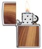 Zapalniczka Zippo Woodchuck z drewnem cedrowym otwarta z płomieniem