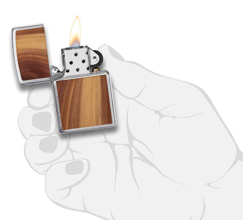 Zapalniczka Zippo Woodchuck z drewnem cedrowym otwarta z płomieniem w stylizowanej dłoni