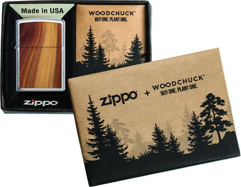 Zippo Woodchuck z drewnem cedrowym w otwartym opakowaniu