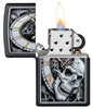 Zapalniczka Zippo czarna zegar z kółkami zębatymi, z którego wyłania się czaszka, otwarta z płomieniem