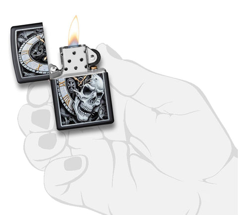 Zapalniczka Zippo czarna zegar z kółkami zębatymi, z którego wyłania się czaszka, otwarta z płomieniem w stylizowanej dłoni