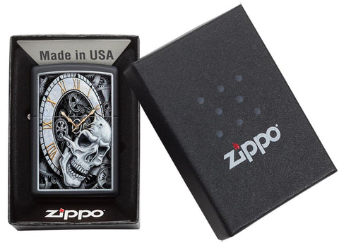 Zapalniczka Zippo czarna zegar z kółkami zębatymi, z którego wyłania się czaszka, w otwartym pudełku prezentowym