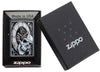 Zapalniczka Zippo czarna zegar z kółkami zębatymi, z którego wyłania się czaszka, w otwartym pudełku prezentowym