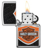 Zapalniczka Zippo chrom z pomarańczowo-czarno-białym logo Harley-Davidson otwarta z płomieniem