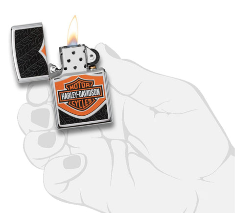 Zapalniczka Zippo chrom z pomarańczowo-czarno-białym logo Harley-Davidson otwarta z płomieniem w stylizowanej dłoni