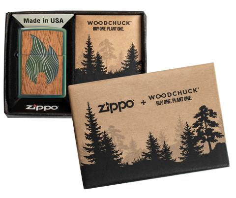 Zapalniczka Zippo Woodchuck z zielonym płomieniem Zippo w otwartym opakowaniu