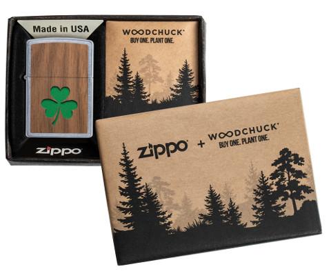  Zapalniczka Zippo Woodchuck z zieloną koniczynką w otwartym pudełku