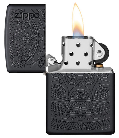  Zapalniczka Zippo czarna ze wzorem mandali otwarta z płomieniem