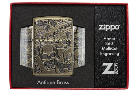 Zapalniczka Zippo antyczny mosiądz z głęboko grawerowanymi czaszkami w otwartym luksusowym opakowaniu