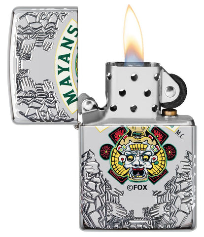Zapalniczka Zippo chrom z głębokim grawerem Mayans M.C. otwarta z płomieniem