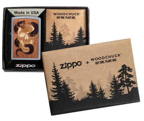 Zapalniczka Zippo Woodchuck czaszka z wężem w otwartym pudełku