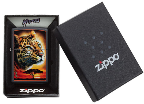  Zapalniczka Zippo czarna z sawanną i głową lamparta na pierwszym planie w otwartym pudełku
