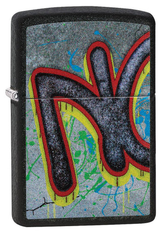 Widok z przodu zapalniczka Zippo kąt 3/4 Black Crackle limitowana edycja Mur Berliński z literą N w stylu graffiti
