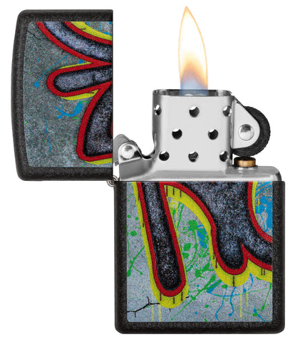 Widok z przodu zapalniczka Zippo Black Crackle limitowana edycja Mur Berliński z wzorem graffiti otwarta z płomieniem