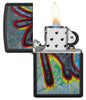 Widok z przodu zapalniczka Zippo Black Crackle limitowana edycja Mur Berliński z wzorem graffiti otwarta z płomieniem