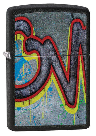 Widok z przodu zapalniczka Zippo kąt 3/4 Black Crackle limitowana edycja Mur Berliński z literami OV w stylu graffiti