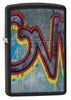 Widok z przodu zapalniczka Zippo kąt 3/4 Black Crackle limitowana edycja Mur Berliński z literami OV w stylu graffiti