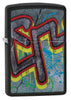 Widok z przodu zapalniczka Zippo kąt 3/4 Black Crackle limitowana edycja Mur Berliński z literami EM w stylu graffiti