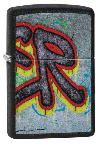 Widok z przodu zapalniczka Zippo kąt 3/4 Black Crackle limitowana edycja Mur Berliński z literami ER w stylu graffiti