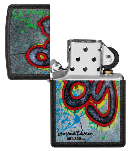 Widok z przodu zapalniczka Zippo Black Crackle limitowana edycja Mur Berliński z wzorem graffiti otwarta 